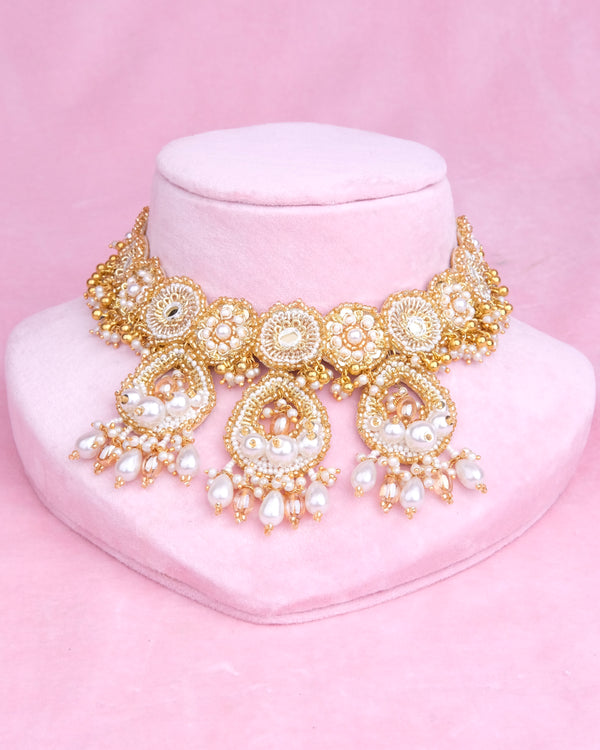 Aarzoo Set (Earrings, Mathapatti, Neckpiece & Set Of Haathphool)